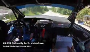 Croiser une voiture pendant un rallye