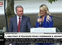 Regardez les images de Laetitia Hallyday qui s'effondre en larmes pendant son discours devant le Zenith de Toulouse