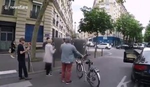 Un conducteur manque d'écraser un malvoyant puis sort le frapper !!