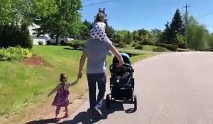 Ce papa est formidable : promenade avec 5 enfants en même temps