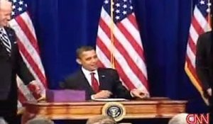 Barack Obama signe le plan de relance