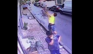 Ce jeune homme sauve in extremis une petite fille tombée du 2e étage de son immeuble à Istanbul