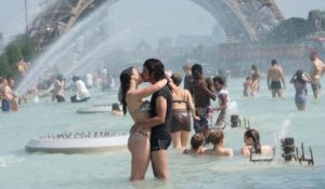 Canicule : les touristes se baignent dans la fontaine du Trocadéro