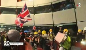Hong Kong : Les images des violences hier en plein centre-ville alors que des centaines de personnes sont entrées en force dans le parlement
