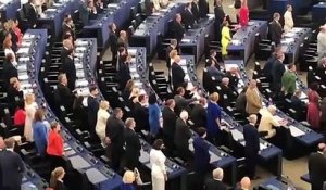 Durant l'hymne d'ouverture de la session inaugurale du Parlement Européen de Strasbourg, les élus RN restent assis tandis que les élus Britanniques pro-Brexit tournent le dos