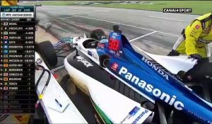 Un mécanicien Indycar se fait faucher par la voiture de son écurie