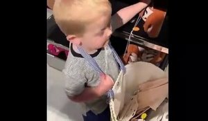 Shopping : cet enfant met tout ce qu'il trouve dans le panier !