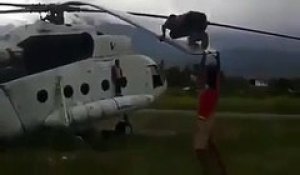 Des enfants s'amusent à sauter sur les pales d'un hélicoptère...  Un peu dangereux