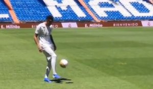 Les jongles d’Eder Militão lors de sa présentation au Real Madrid