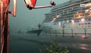 Venise  un navire de croisière géant a heurté un quai et a semé la panique