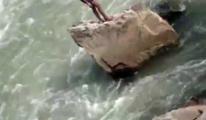 Un jeune indien plonge dans une rivière en crue. Même pas peur