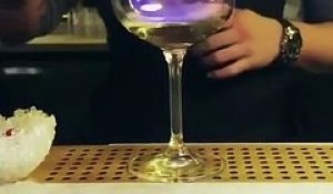 Ce barman a surement utilisé de la magie pour préparer ce cocktail