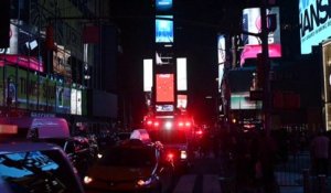 Les images de Times Square, plongé dans le noir pendant une panne d'électricité géante cette nuit
