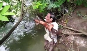 Un poisson vient remercier cet homme chaque jour car il l'a sauvé