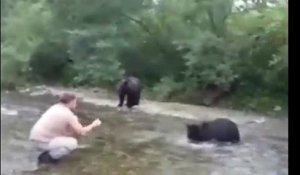 Ce russe vient nourrir des ours sauvages à la main