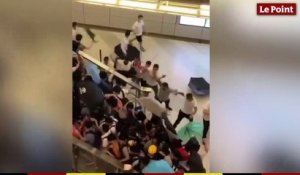 Des manifestants tabassés dans un métro de Hong Kong