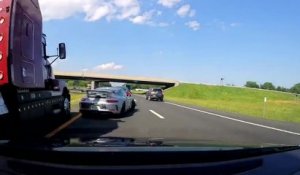 Le conducteur d'une Porsche évite un camion qui va lui rentrer dedans grâce à un réflexe de dingue