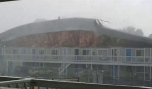 Des rafales de vents arrachent un toit d'hôtel au Nord-Est des États-Unis