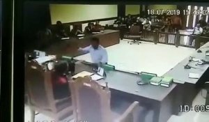 Un avocat pète un câble et frappe des juges avec sa ceinture pendant un procès