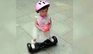 Cette petite fille est très à l'aise sur un hoverboard