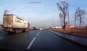 Ce conducteur de camion a un réflexe incroyable et évite le pire
