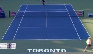 Toronto - Serena Williams renverse Bouzkova et défiera Andreescu en finale
