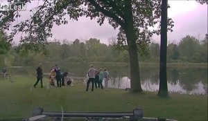 Ces gens sauvent une femme d'une voiture tombée dans le lac !