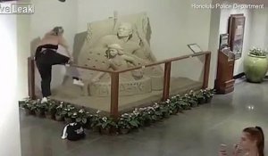 Cette touriste détruit une statue de sable dans un hotel !