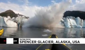 Un glacier donne une peur bleue à deux kayakistes