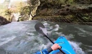 Il saute une cascade de 27m en canoe kayak