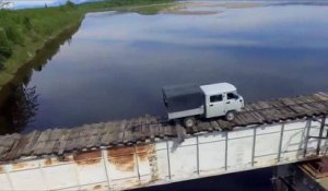 Regardez l'état du pont que traverse ce camion !