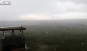 Atterrissage sous la pluie : cet avion glisse hors de la piste de l'aéroport
