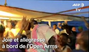 Les migrants de l'Open Arms célèbrent le débarquement