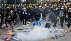 Nouveaux heurts entre manifestants pro-démocratie et policiers à Hong Kong