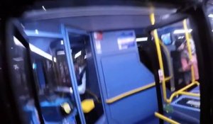 Grosse colère d'un motard qui se fait enfermer dans un bus par le chauffeur
