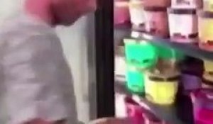 Etats-Unis: Un homme recherché par la police après avoir léché une glace dans un magasin Walmart - VIDEO