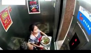 Une femme presque écrasée par un ascenseur