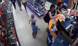 Deux enfants tentent de voler un iPad relié à un câble de sécurité sous les yeux du vendeur