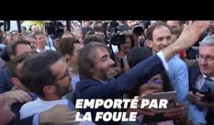 Cédric Villani acclamé à Paris par une grande foule à l'annonce de sa candidature