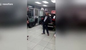 Ce vendeur de voiture déchire son pantalon en faisant du breakdance ! Oups