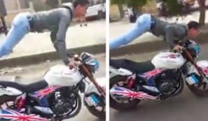 Il s'amuse à faire des pompes tout en roulant sur sa moto jusqu'à ce que...