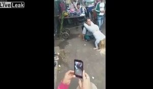 Cette naine danse pour un homme sans jambe dans la rue !