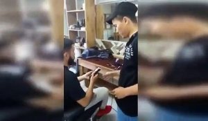 Un client oblige les coiffeurs à se raser la tête parce qu'il n'aime pas sa nouvelle coupe de cheveux