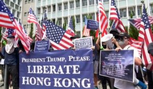 Hong Kong: les manifestants pro-démocratie devant le consulat américain