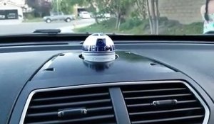 Un mini R2D2 dans une voiture