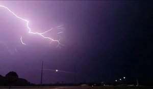 L'éclair qu'il va filmer pendant un orage est magnifique et impressionnant