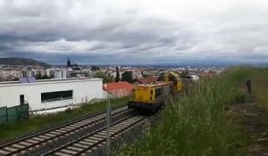 Ligne Clermont-Volvic : passage d'un train de désherbage
