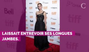 PHOTOS. Natalie Portman laisse entrevoir son soutien-gorge au Festival de Toronto