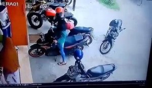 Une femme en galère pour faire son créneau... en moto