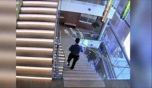 Un homme fait une chute incroyable dans les escaliers et se relève tranquillement !